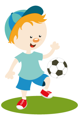 Junge kickt Fußball im Garten
