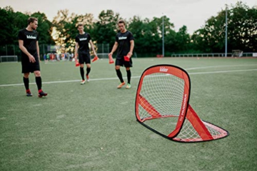 HUDORA Kinder & Erwachsene Pop Up Fußballtor Edition, 2er Set | Faltbares Fußball-Tor im exklusiven Kicker Design für den Garten und unterwegs, rot, 120 x 80 x 80 cm - 2