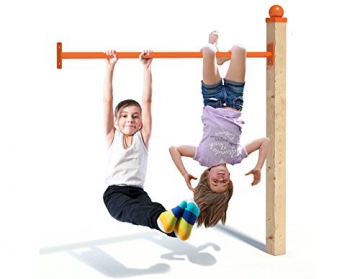 ISIDOR Spielturm Giraffico Aufstiegsauswahl (Leiter, Rampe, Treppe) und Schaukelanbau, Rutsche, Reckstange, hissbarer Fahne und Kletterwand auf 1,50 Meter Podesthöhe (Sprossenleiter, Orange) - 4