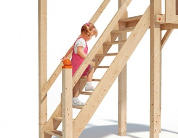 ISIDOR Spielturm Giraffico Aufstiegsauswahl (Leiter, Rampe, Treppe) und Schaukelanbau, Rutsche, Reckstange, hissbarer Fahne und Kletterwand auf 1,50 Meter Podesthöhe (Sicherheitstreppe, Orange) - 3