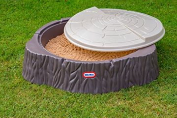 Little Tikes Woodland Sandkasten - Baumstamm-Design mit großem Spielbereich, 3 Sitzflächen und Deckel - für Kinder ab 24 Monate - 2