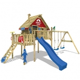 WICKEY Stelzenhaus Smart Resort Spielturm Kletterturm mit Schaukel Holzdach Kletterleiter Spielhaus, blaue Rutsche + rot-blaue Plane -